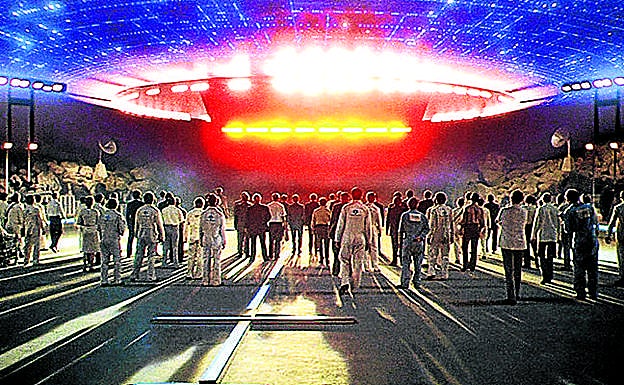 Los científicos asisten al aterrizaje de la gran nave nodriza en la base secreta de la Torre del Diablo, en Wyoming, al final de ‘Encuentros en la tercera fase’.