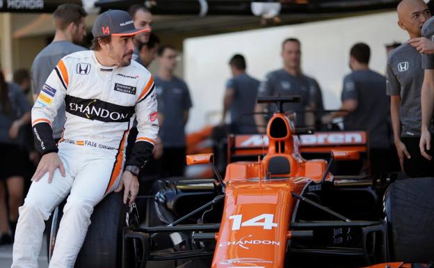 Fernando Alonso, junto a su McLaren-Honda.