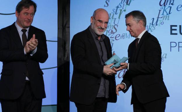 El lehendakari Iñigo Urkullu entrega el premio a Fernando Aramburu.