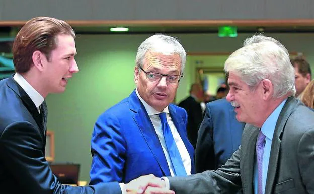 Los ministros de Exteriores Sebastian Kurz (Austria), Didier Reynders (Bélgica) y Alfonso Dastis (España).
