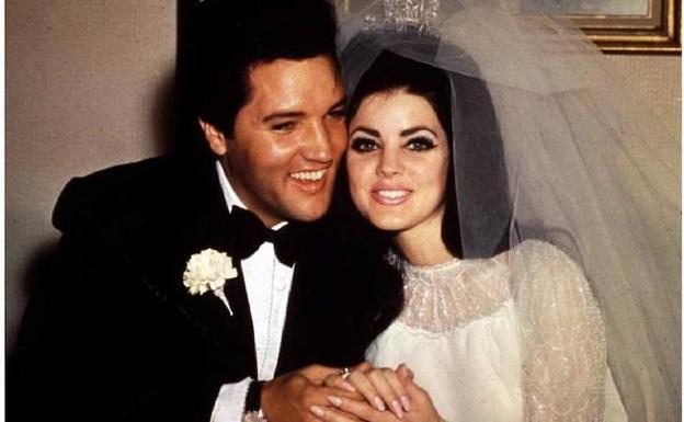 Elvis Presley, junto a su esposa Priscilla en el día de su boda.