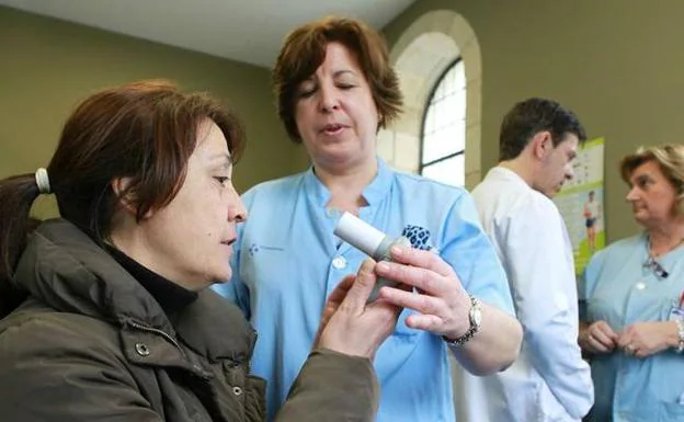 Una mujer realiza una prueba para medir su capacidad pulmonar en un centro de Osakidetza. 