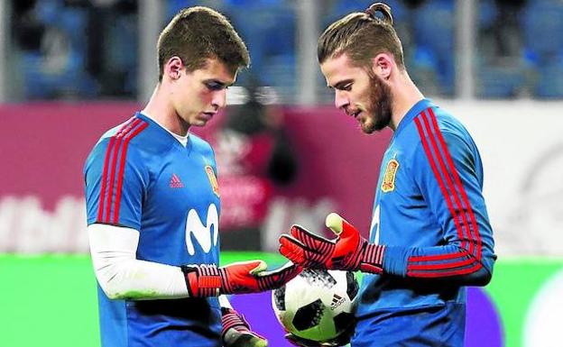 Arrizabalaga y De Gea charlan ayer antes del encuentro de España contra Rusia.