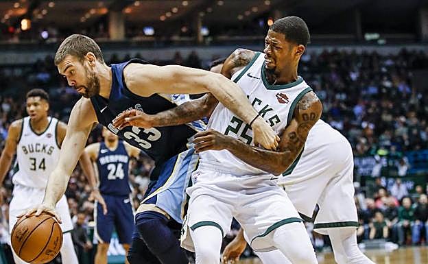 Marc Gasol disputa el balón con DeAndre Liggins. 