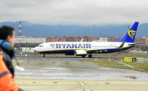Un avión de Ryanair toma posición en Foronda. 
