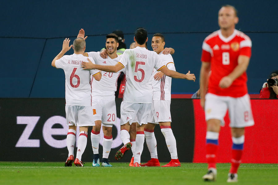 La selección española empató ante Rusia (3-3) en el amistoso disputado en la ciudad de San Petersburgo. Jordi Alba abrió la lata de cabeza y Sergio Ramos anotó dos polémicas penas máximas para los de Lopetegui. Aleksey Miranchuk y Smolov, en dos ocasiones, dieron el empate a los locales.