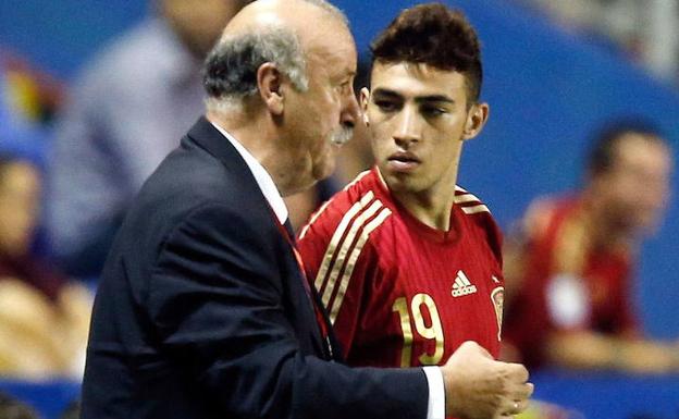 Munir, en su debut con la selección española, recibe instrucciones del seleccionador Vicente del Bosque. 