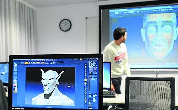 Alumnos en clase de Programación de Videojuegos en una universidad privada. 
