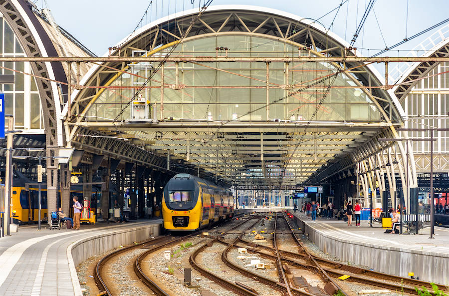 Estación Central (Amsterdam). Construida entre 1881 y 1889, y con un edificio de corte neorrenacentista, dispone de conexiones directas al metro y el tranvía.