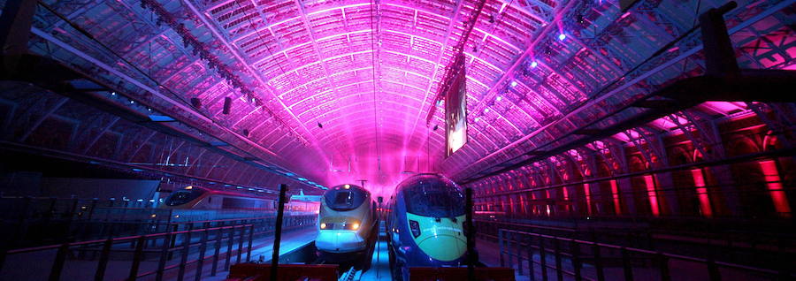 Estación de St. Pancras (Londres). El tren Eurostar, que circula por un túnel bajo el Canal de la Mancha, estaciona en la céntrica terminal, cuyo edificio es de estilo neogótico.