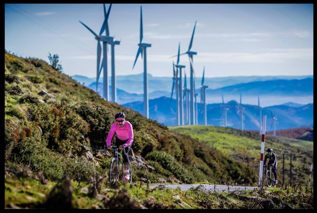 Acompañamos a cuatro ciclistas hasta la cima de Oiz, final de etapa en la ronda de 2018