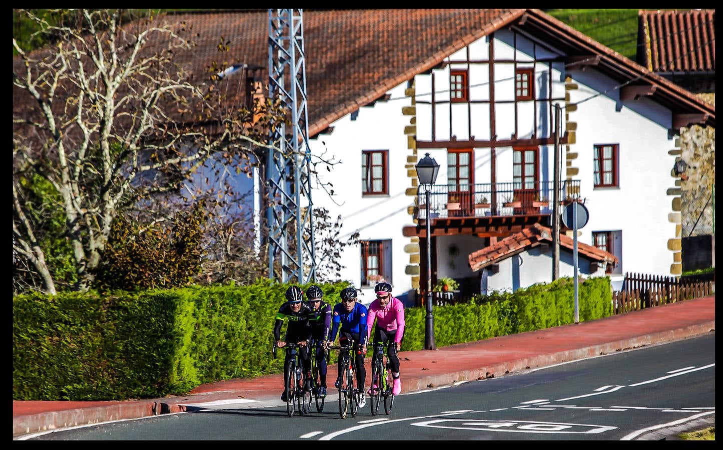 Acompañamos a cuatro ciclistas hasta la cima de Oiz, final de etapa en la ronda de 2018