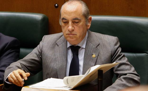 El consejero Iñaki Arriola, durante un pleno del parlamento vasco