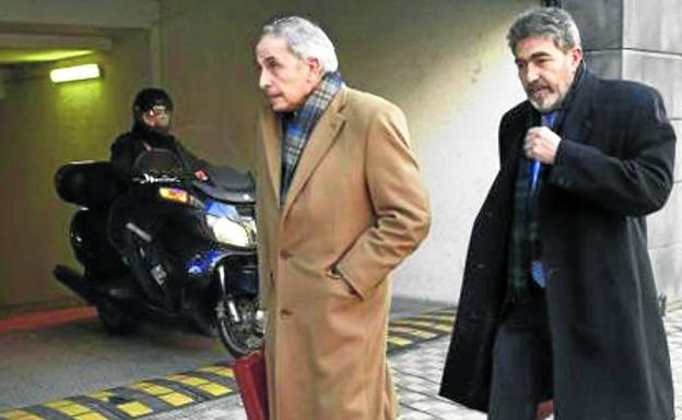 Los abogados de la joven, Carlos Bacaicoa y Miguel Angel Moran, salen del Palacio de Justicia.