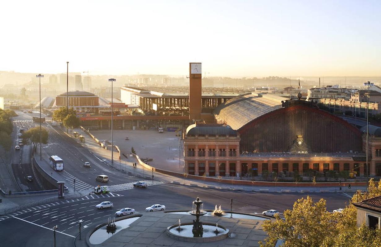 Estación de Atocha (Madrid). Fue remodelada en 1992 por la llegada del AVE para ganar en capacidad. La cubierta de hierro es un espacio comercial con bares y un jardín.