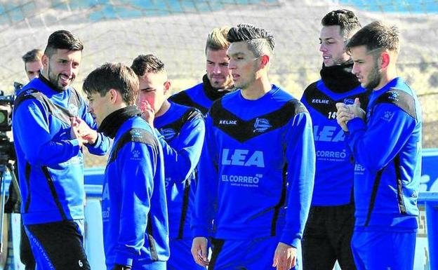 Medrán, a la derecha, ayer junto a varios compañeros en el inicio del entrenamiento en una fría mañana en Ibaia.