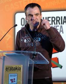 Imagen secundaria 2 - Evelyn Glenholmes en unos incidentes registrados en Dublín en 1984. En las otras dos imágenes, el dirigente de ETA 'Kantauri' -con camiseta azul- y Mikel Zubimendo.