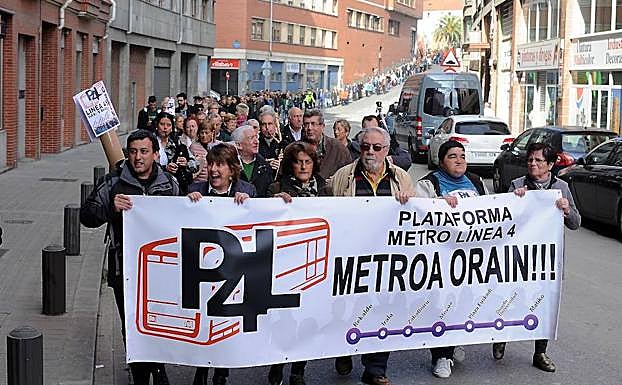Imagen principal - La marcha se desarrolló en medio de un ambiente festivo.