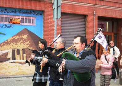 Imagen secundaria 1 - La marcha se desarrolló en medio de un ambiente festivo.