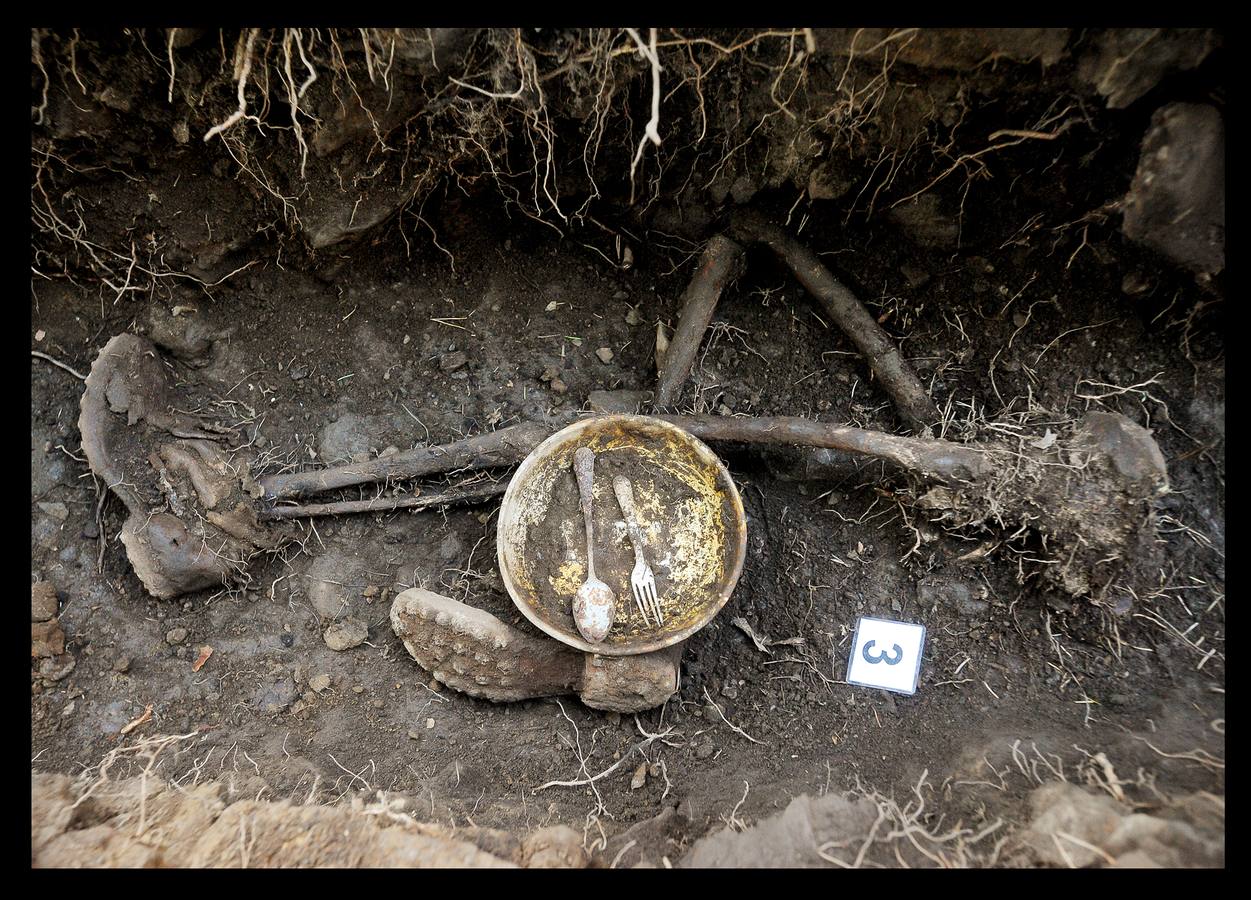 Al proceder ayer la exhumación de uno de los cuerpos, localizado en una prospección rutinaria, han aparecido cuatro cadáveres más, presumiblemente, integrantes de un batallón comunista que «murieron en combate»