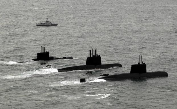 El 'Ara San Juan', durante unas maniobras con otros submarinos. 