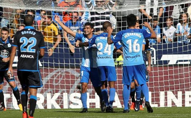 Los malagueños festejan uno de sus goles. 