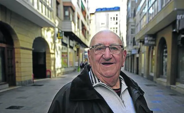 Xabier Añua posa en el centro de Vitoria durante la entrevista.