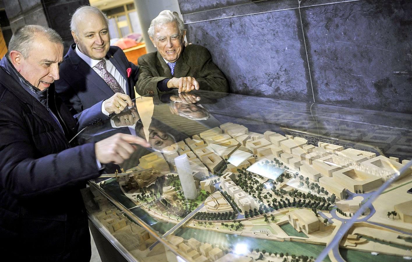 Josu Ortuondo, José Alberto Pradera y Josu Bergara, en la exposición.