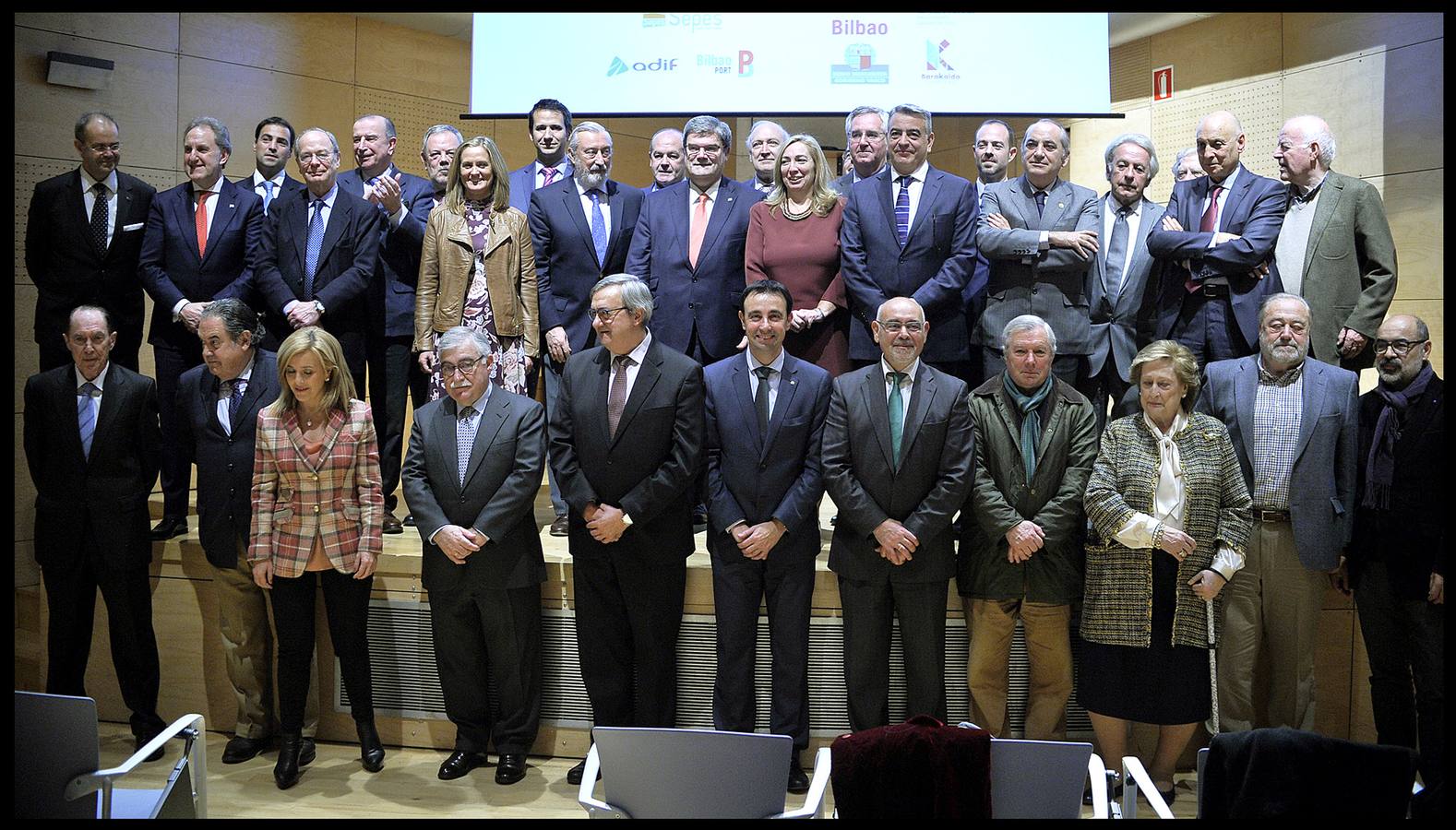 La foto de grupo del 25º aniversario de Bilbao Ría 2000.