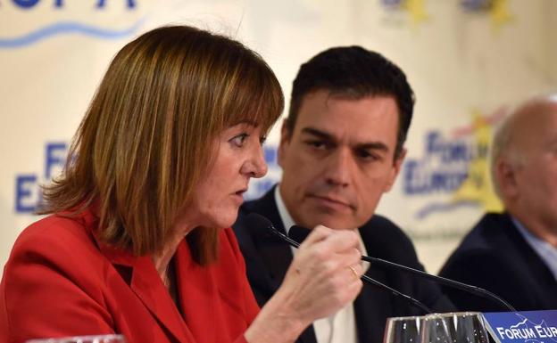 El secretario general del PSOE, Pedro Sánchez,escucha la intervención de la líder de los socialistas vascos, Idoia Mendia.