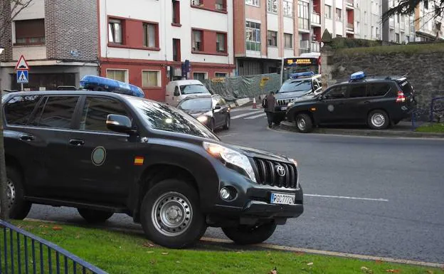 Operativo de la Guardia Civil en la calle Ramón y Cajal en Portugalete. 
