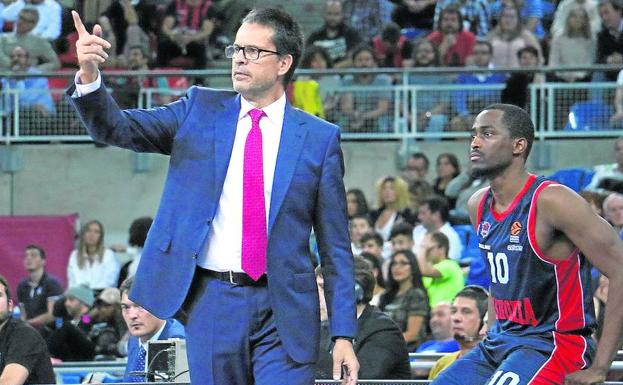 Pedro Martínez imparte instrucciones mientras Rodrigue Beaubois espera a entrar en cancha durante el choque ante el Panathinaikos. 