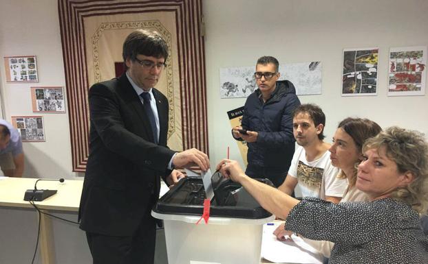 Puigdemont deposita su voto el 1 de octubre.