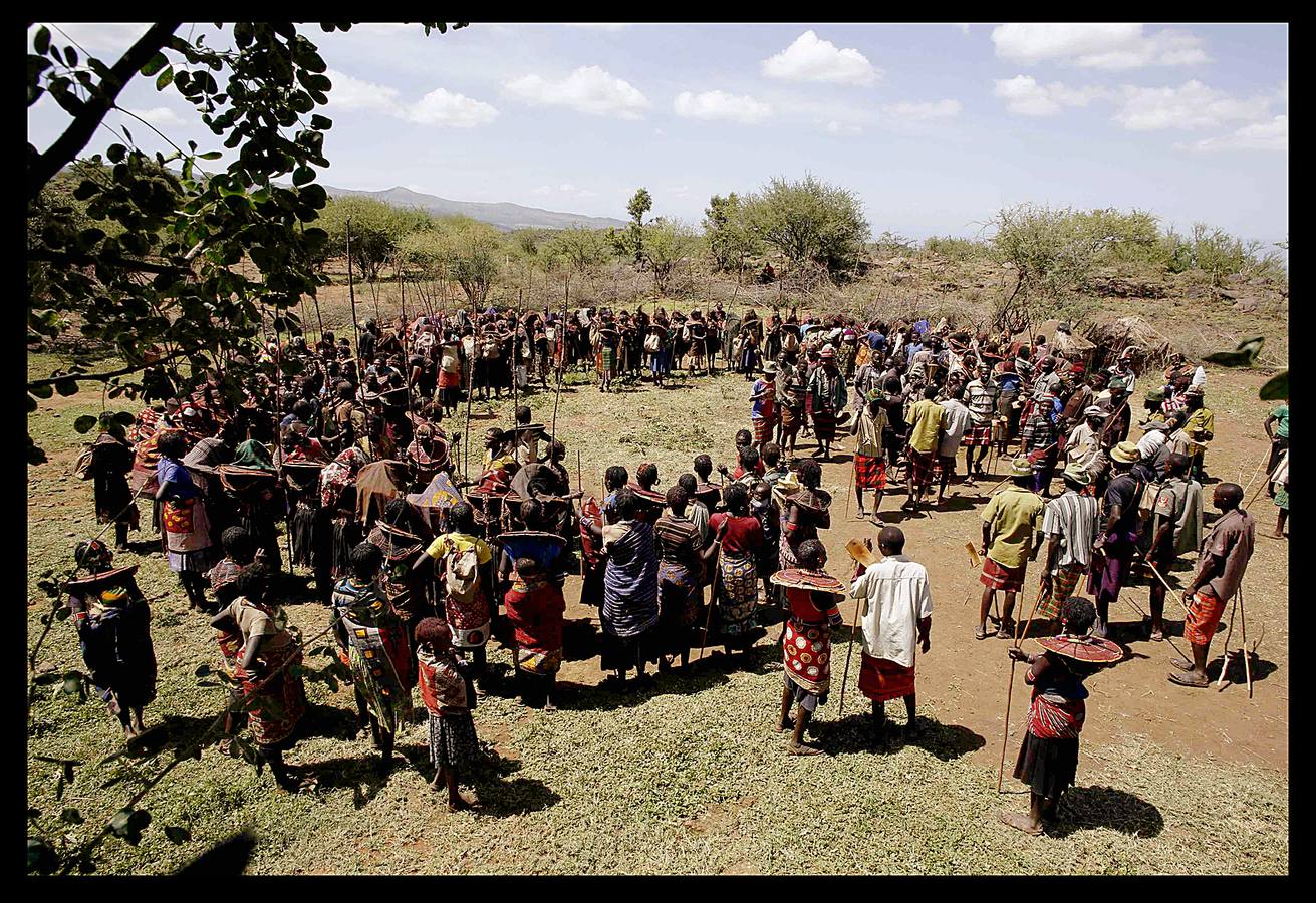 Una joven de Kenya de la tribu Pokot en el momento en el que su familia le vende para que se case con un hombre como parte de la tracidional ceremonia. En la tribu, las jóvenes son vendidas por sus padres por 20 cabras, tres camellos y 10 vacas. Muchas de las chicas no saben que han sido vendidas hasta que sus maridos vienen a por ellas.