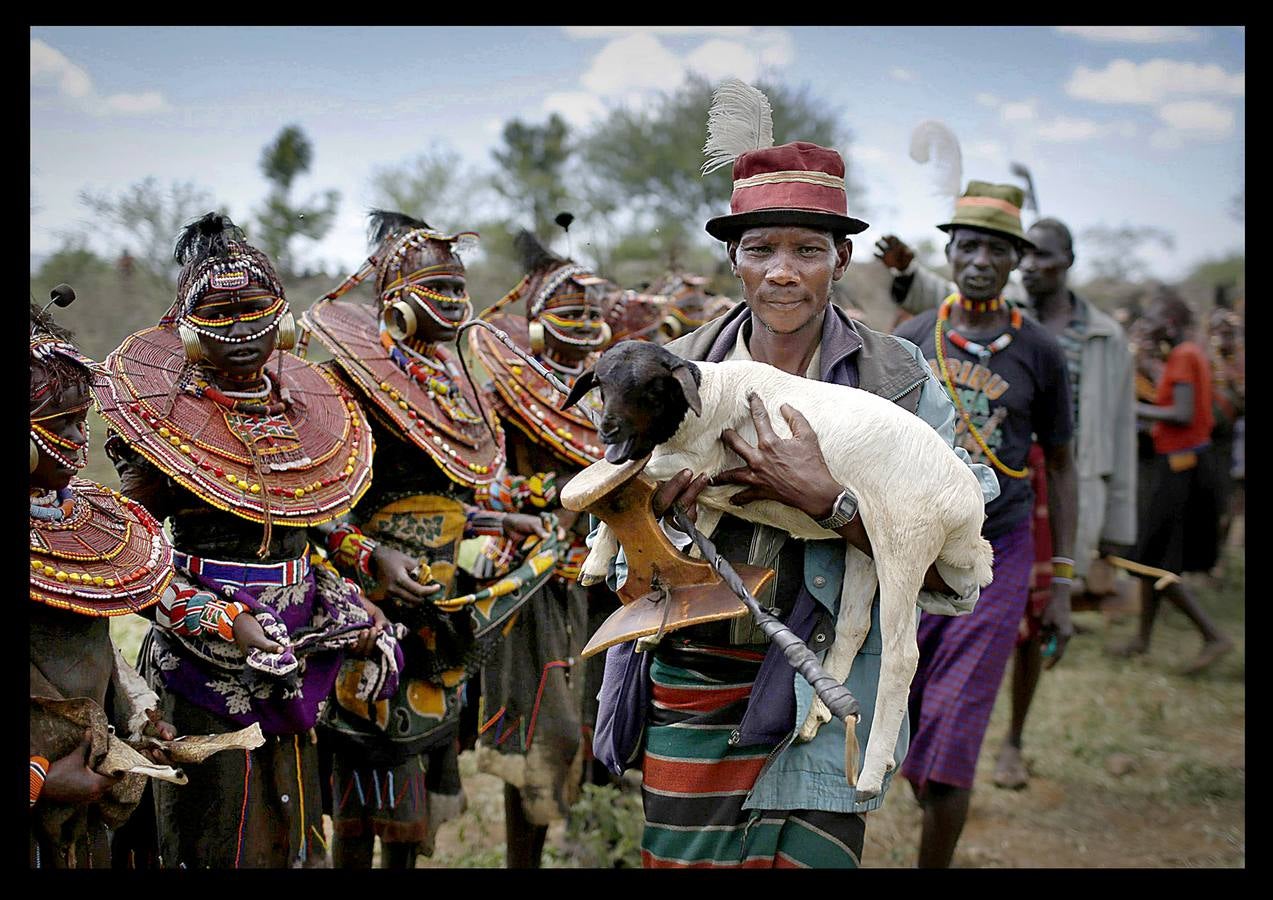 Una joven de Kenya de la tribu Pokot en el momento en el que su familia le vende para que se case con un hombre como parte de la tracidional ceremonia. En la tribu, las jóvenes son vendidas por sus padres por 20 cabras, tres camellos y 10 vacas. Muchas de las chicas no saben que han sido vendidas hasta que sus maridos vienen a por ellas.