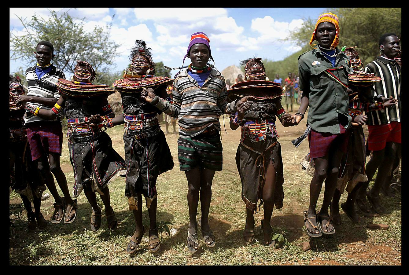 Una joven de Kenya de la tribu Pokot en el momento en el que su familia le vende para que se case con un hombre como parte de la tracidional ceremonia. En la tribu, las jóvenes son vendidas por sus padres por 20 cabras, tres camellos y 10 vacas. Muchas de las chicas no saben que han sido vendidas hasta que sus maridos vienen a por ellas.