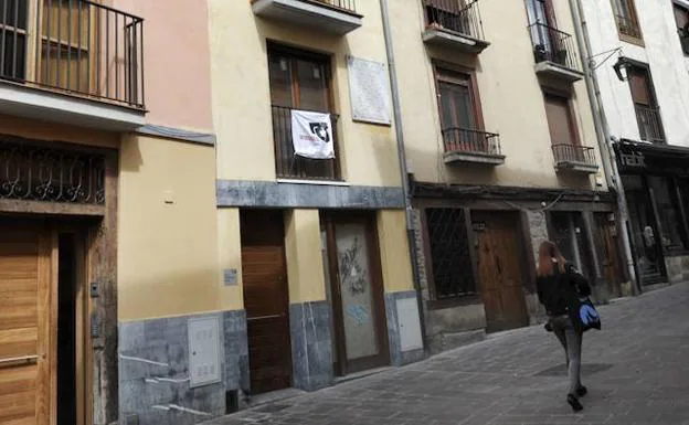 El edificio ocupado en el número 14 de la calle Chiquita del Casco Viejo de Vitoria. 