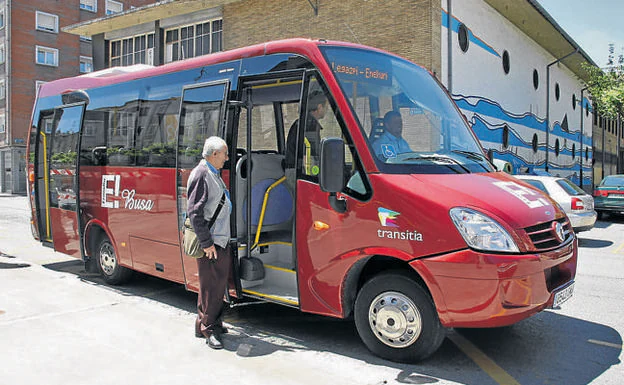 Los autobuses serán de tamaño mediano. En la imagen, el autobús urbano de Erandio, en servicio desde hace varios años. 