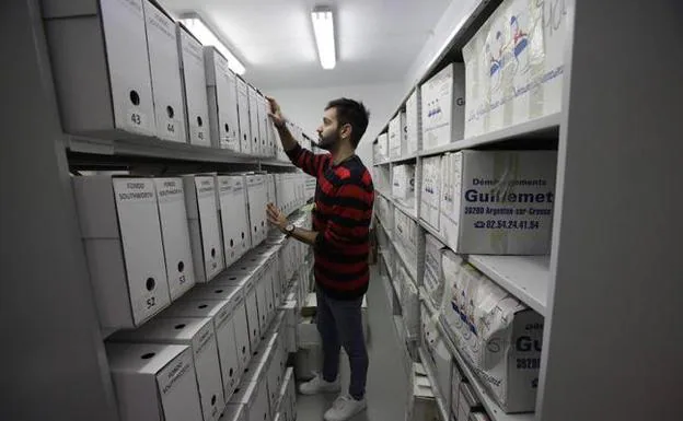 Uno de los técnicos trabaja en el centro de documentación sobre el bombardeo. 