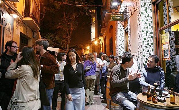 Animación a las puertas del siempre concurrido Bodegas Almau, en la zona de bares de El Tubo.