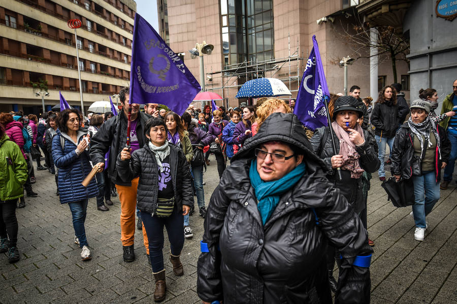 Decenas de personas participan en las concentraciones organizadas en Biizkaia contra las agresiones hacia las mujeres