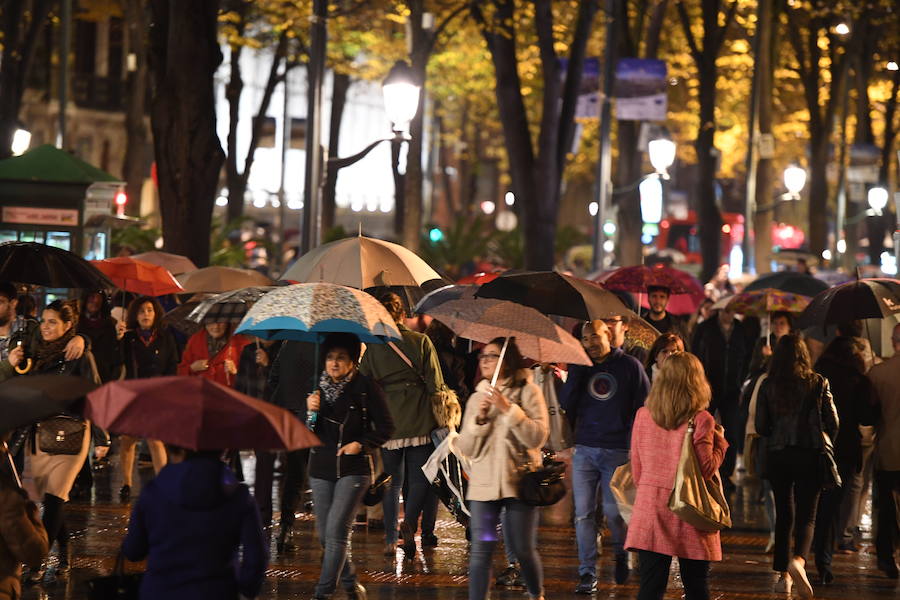 La lluvia no ha sido impedimento para que los bilbaínos aprovecharan los descuentos.