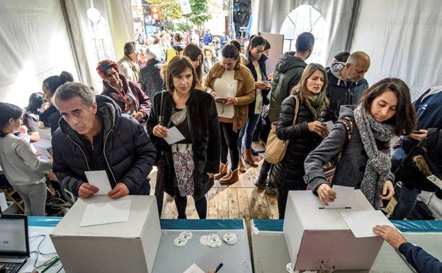 Un grupo de personas votan en una consulta celebrada en Andoain a principios de noviembre.