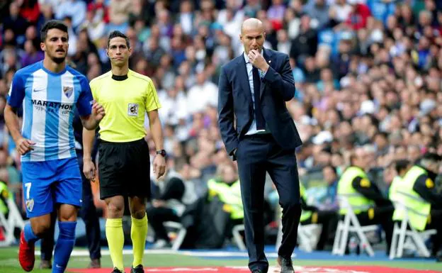 Juankar (izquierda), ante Zinedine Zidane.