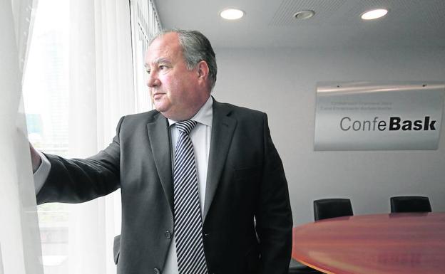 Roberto Larrañaga, presidente de Confebask, en las oficinas de la patronal vasca en Bilbao.