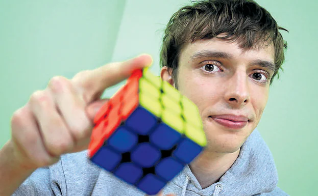 Daniel, con el típico cubo, que es capaz de resolver en apenas unos segundos.