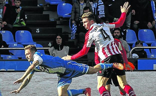 Fede Cartabia se lanza al suelo ante la mirada de Aymeric Laporte.