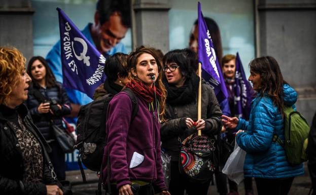 Manifestantes en una movilización contra la violencia a las mujeres en Barakaldo.