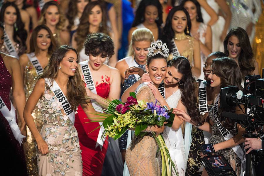 La modelo de 22 años vence a la colombiana Laura González y la jamaicana Davina Bennet en el certamen de  Miss Universo 2017 .