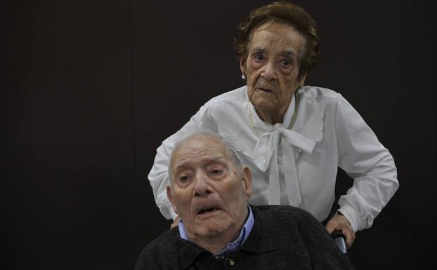 Leonor empuja la silla de su marido, José Machado.